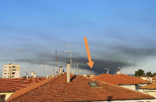 Rogo e nube di fumo dalla Sider rottami di Pesaro